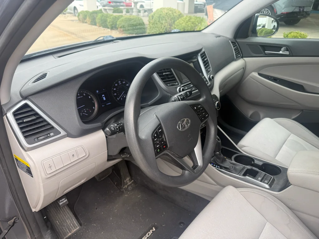 Used 2016 Coliseum Grey Hyundai SE image 3