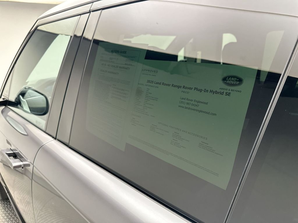 Used 2025  Land Rover SE image 32