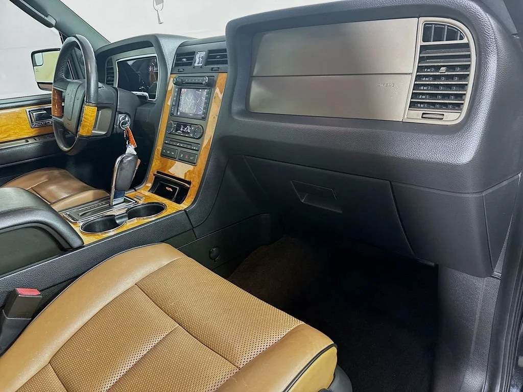 Used 2013 Black Lincoln Base image 37