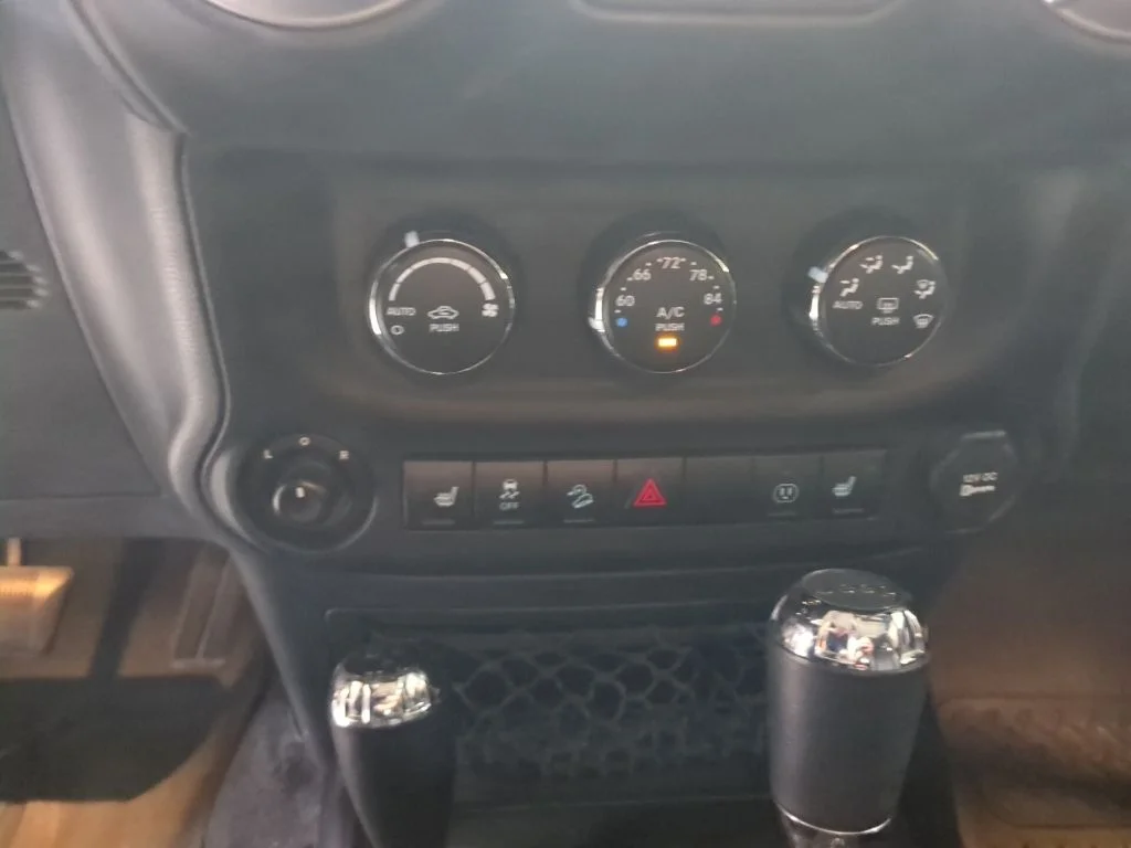 Used 2016 White Jeep Unlimited Sahara image 18