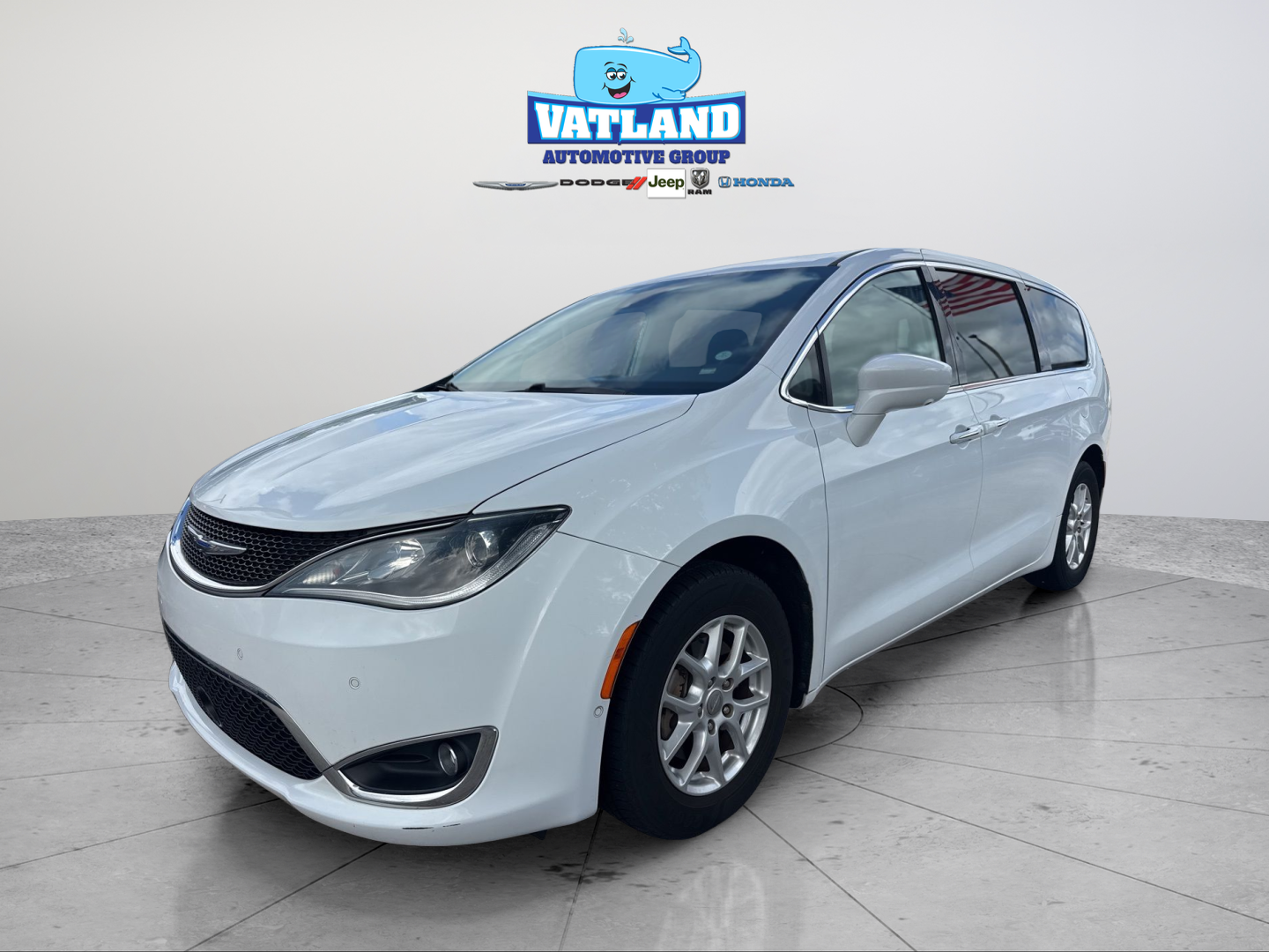 2020 Chrysler Pacifica Touring's photo