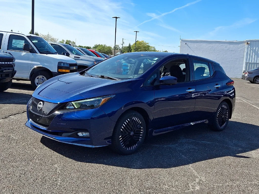 Used 2023 Blue Nissan SV Plus image 5