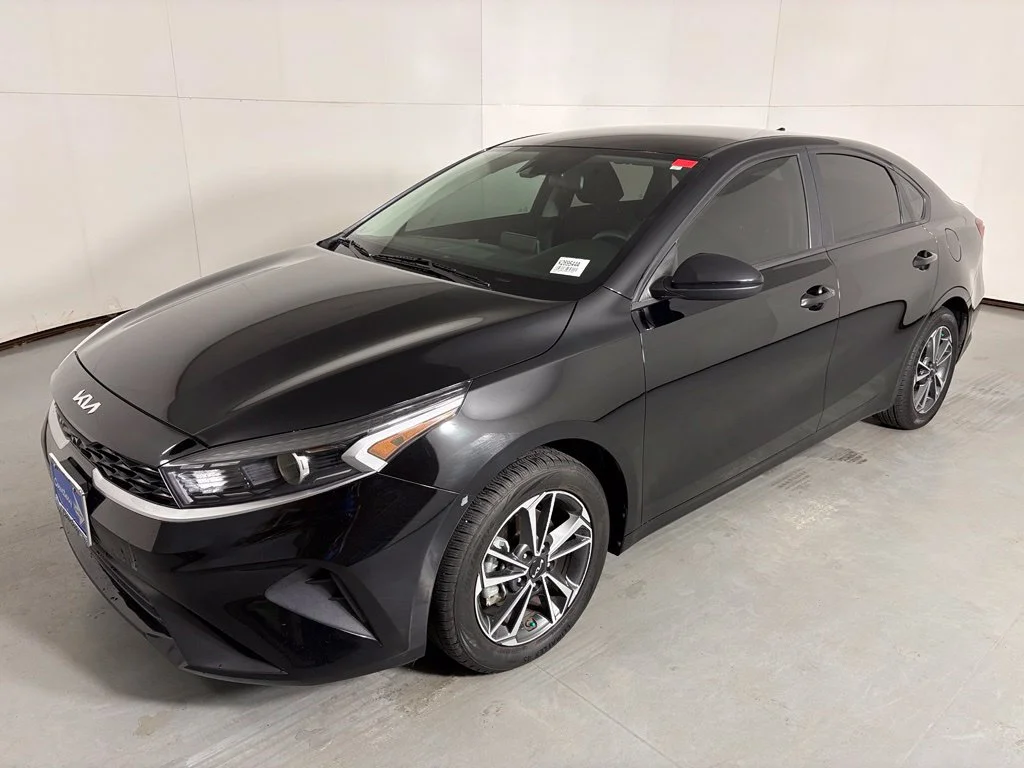Used 2023 Black Kia LXS image 4