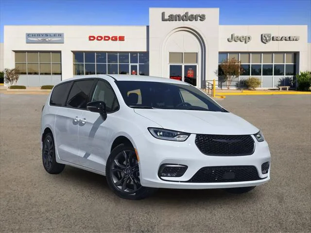 2026 Chrysler Pacifica Select's photo