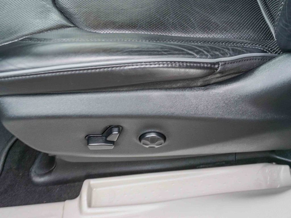 Used 2018 White Chrysler Limited image 20