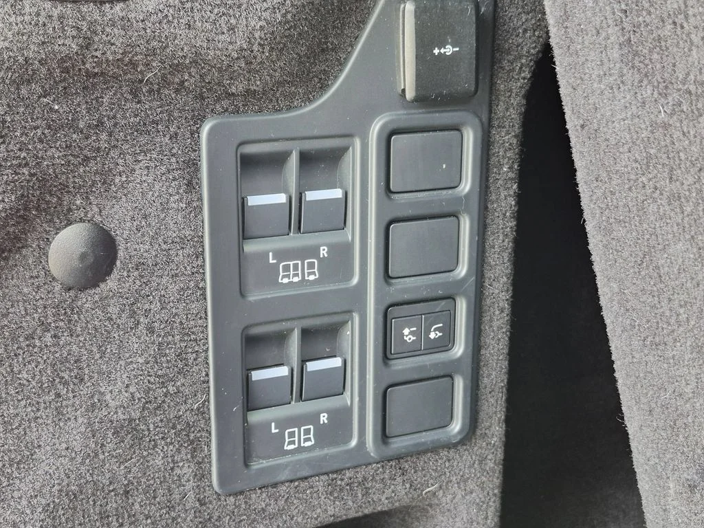 Used 2022 Gray Land Rover S R-Dynamic image 7