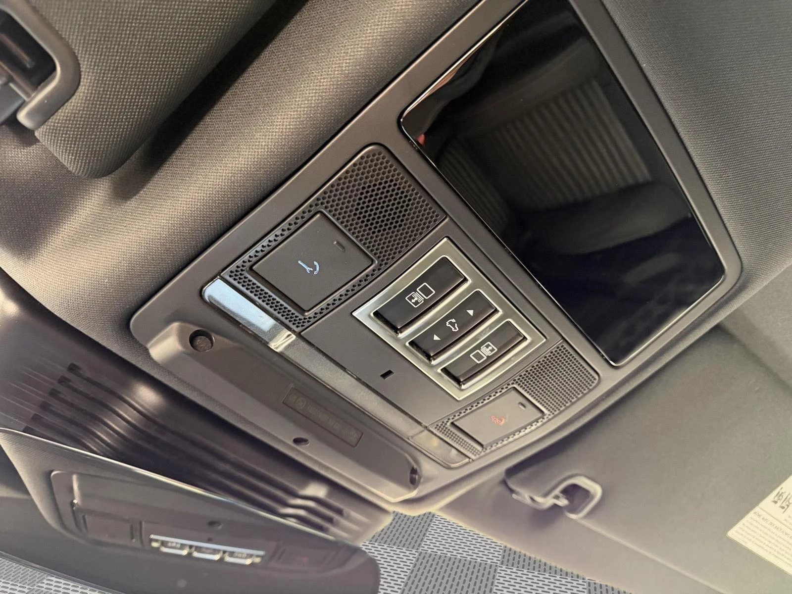 Used 2025  LAND ROVER SE image 19