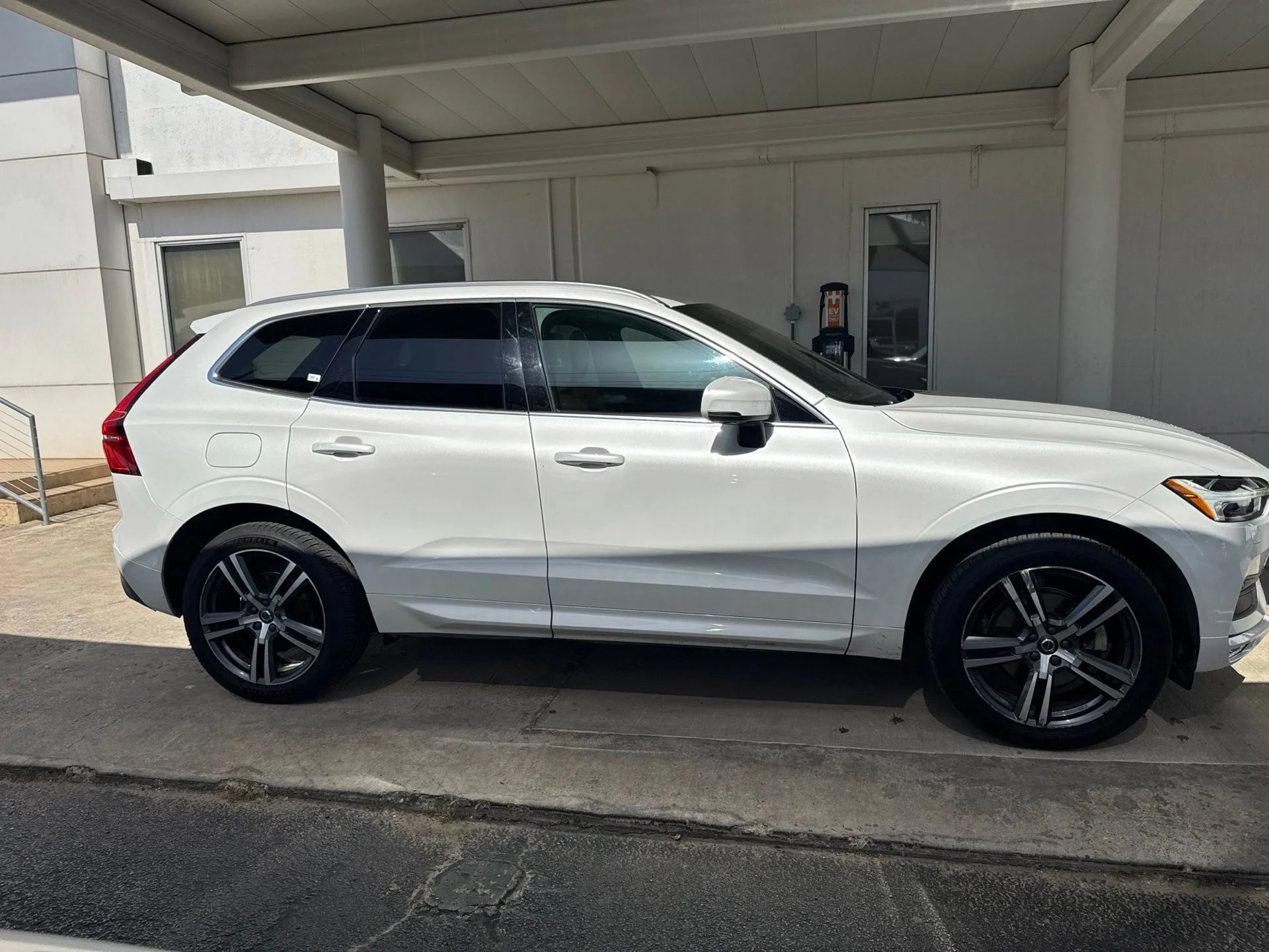 Used 2020 White Volvo T5 Momentum image 4