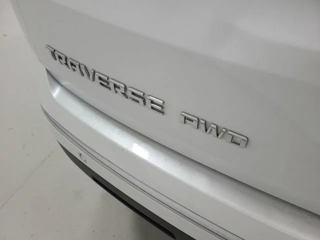 Used 2020 Iridescent Pearl Tricoat Chevrolet High Country image 8