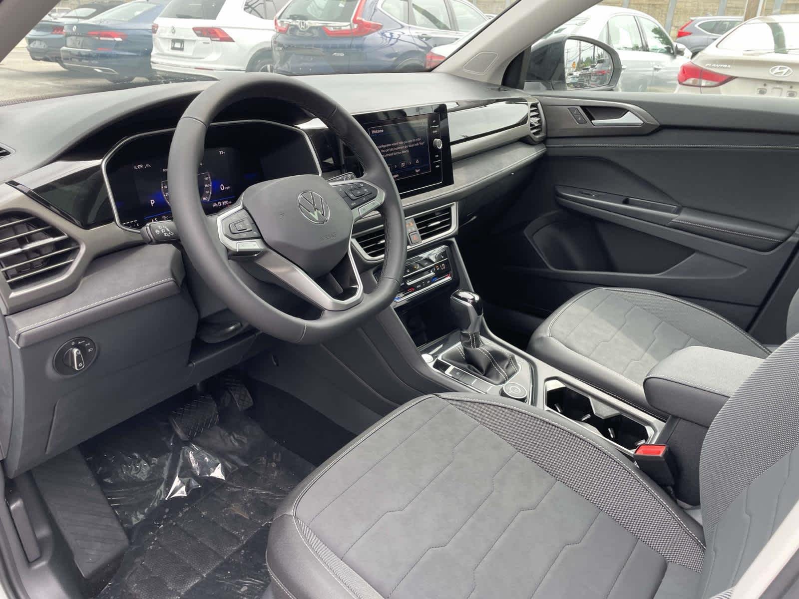 New 2026 Pure White w/Deep Black Roof Volkswagen SE Black image 16