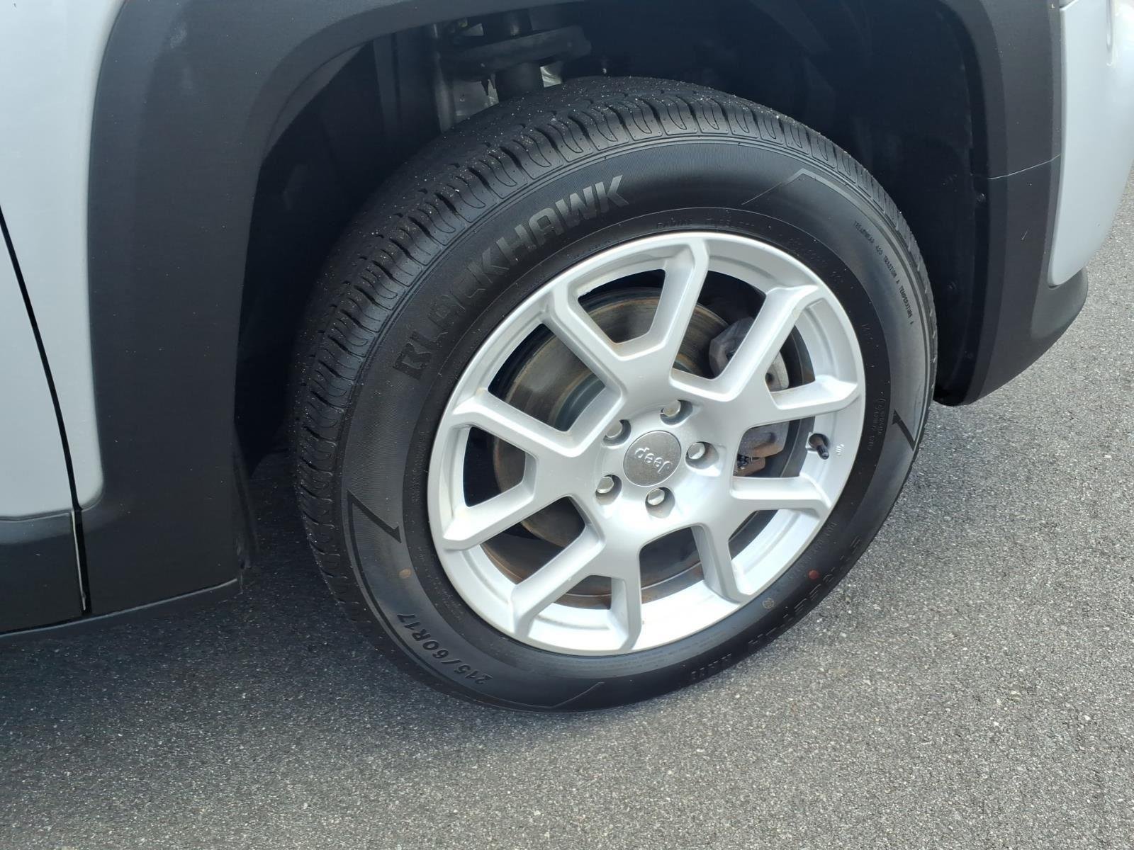 Used 2019 Glacier Metallic Clearcoat Jeep Latitude image 12