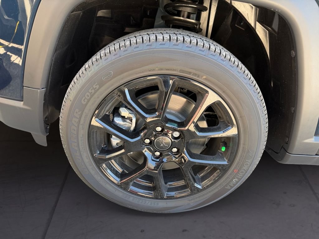New 2026 Fathom Blue Pearl-Coat Exterior Paint Jeep Latitude image 9