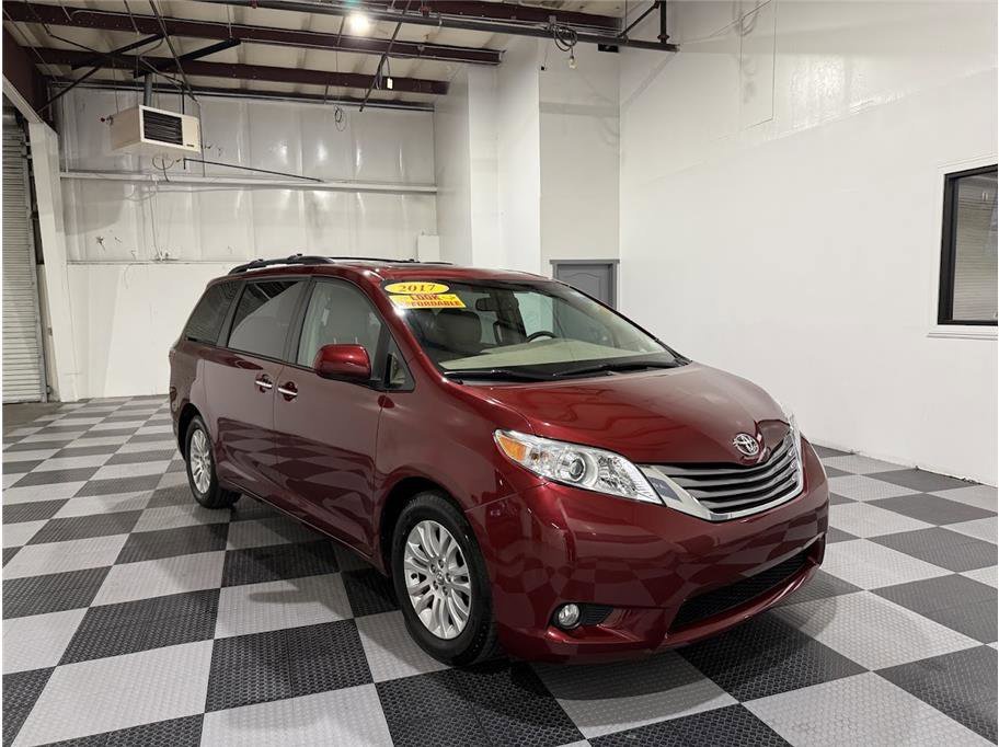 2017 Toyota Sienna XLE Premium photo 2