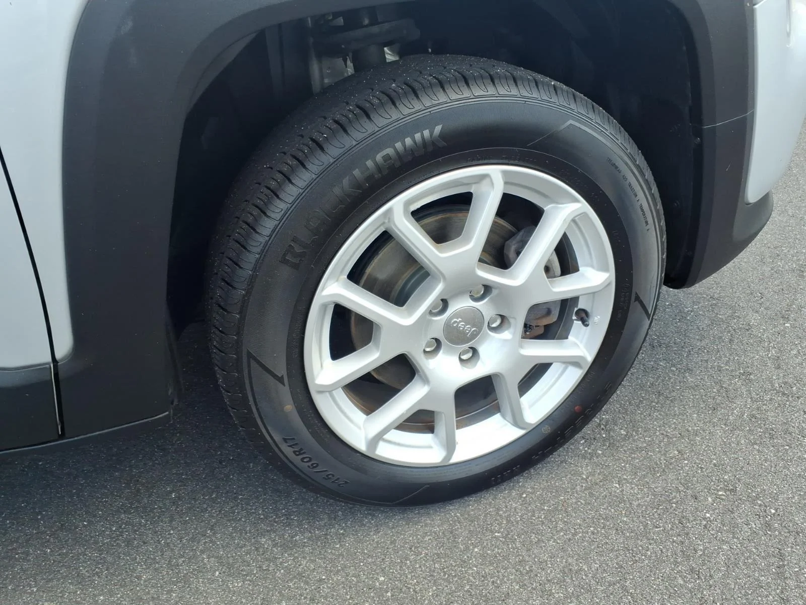Used 2019 Glacier Metallic Clearcoat Jeep Latitude image 12
