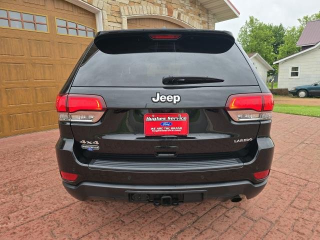 Used 2021 Diamond Black JEEP LAREDO image 4