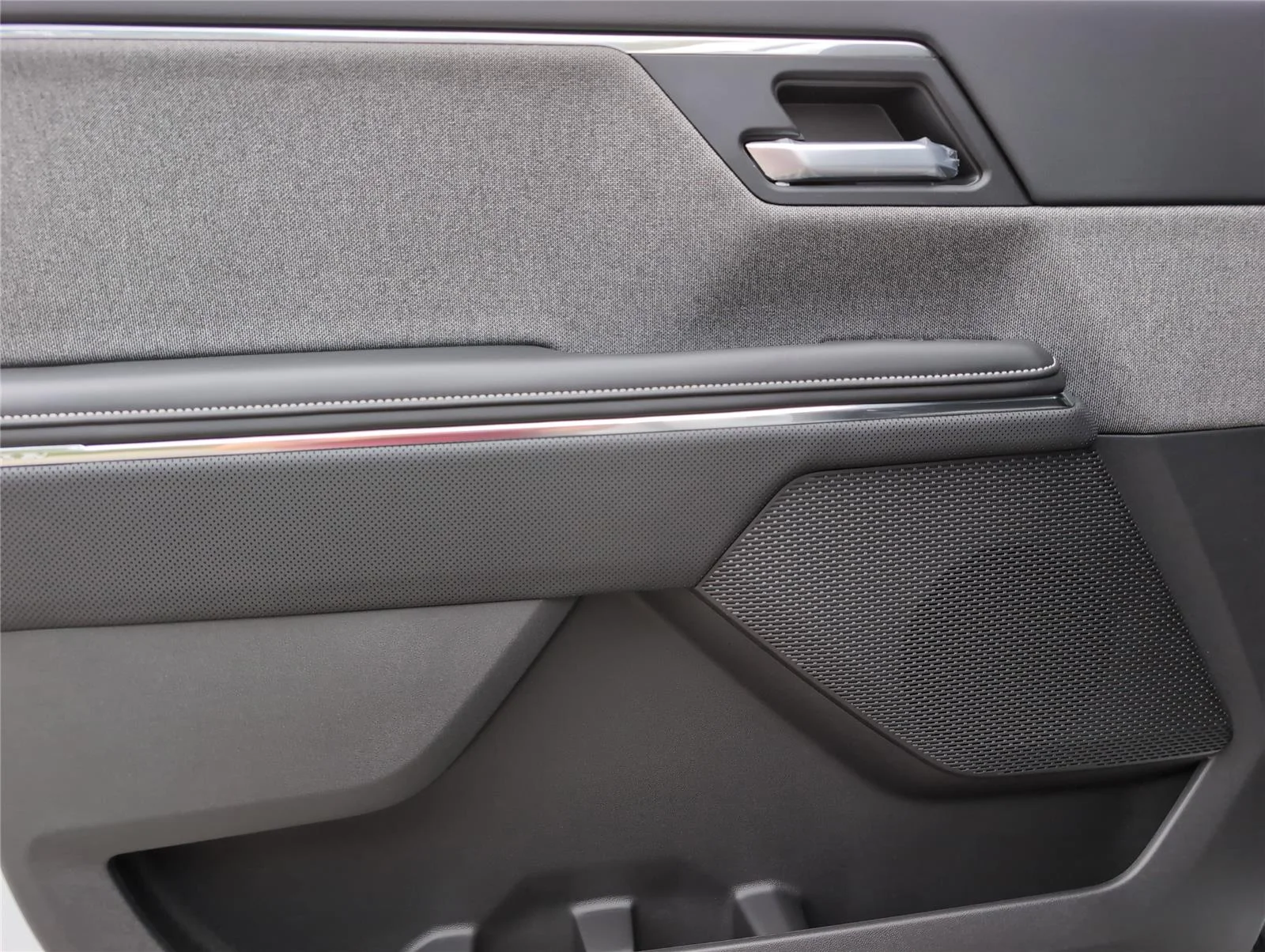 New 2026 Summit White GMC Elevation Standard Range image 15