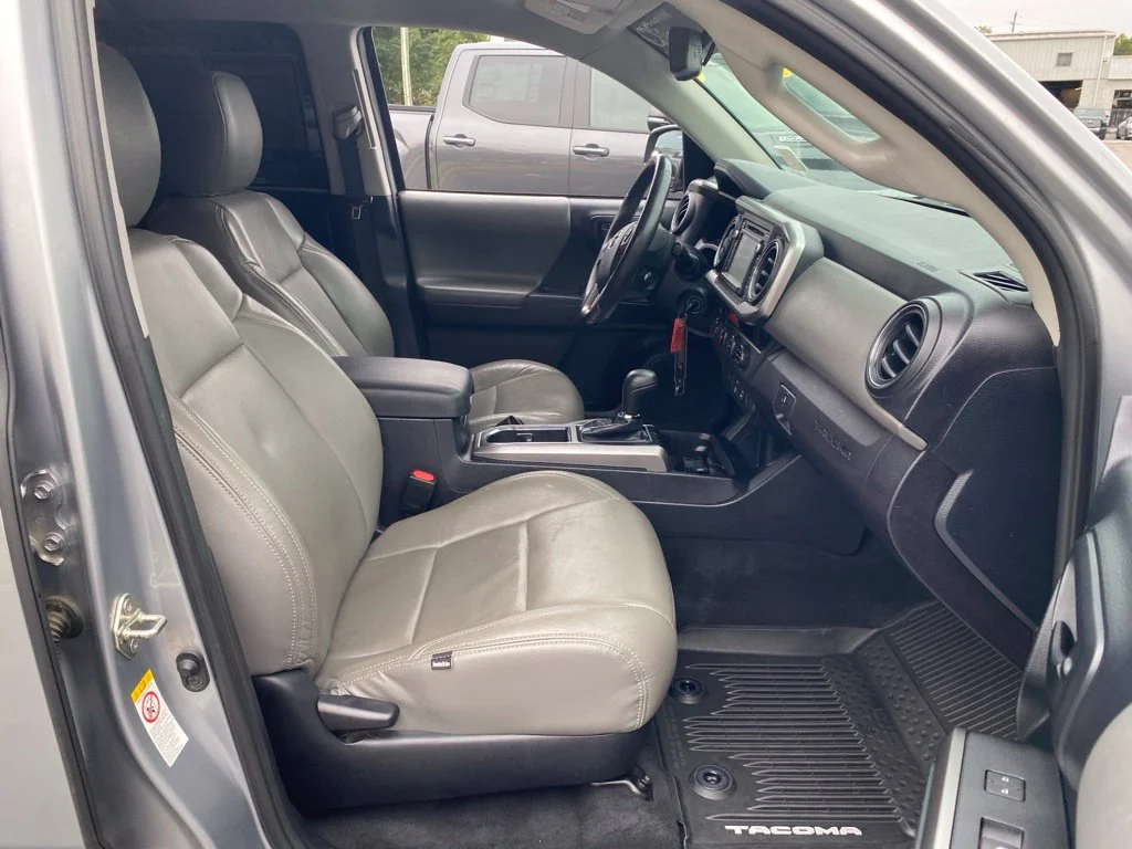 Used 2018 Silver Toyota SR5 image 17