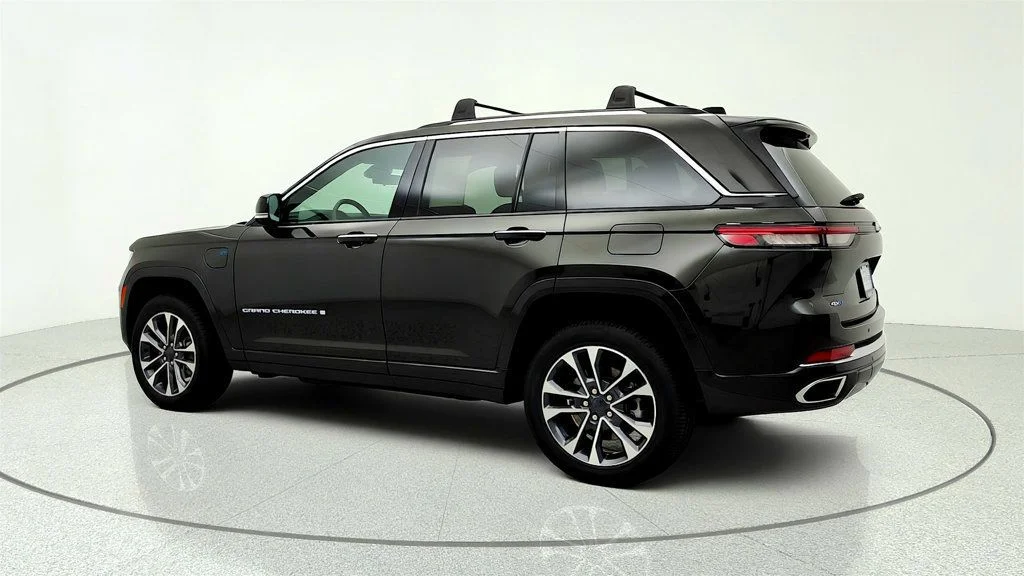 Used 2023 Rocky Mountain Pearlcoat Jeep Overland 4x4 w/ Adv ProTech III & Luxury Tech IV image 7