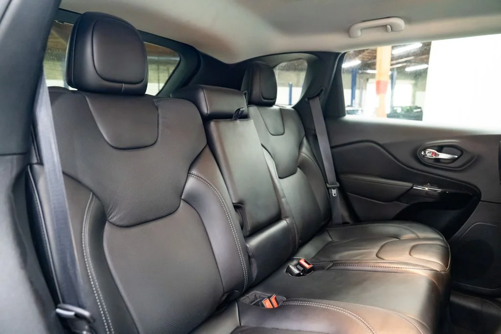 Used 2023 White Jeep Altitude image 32