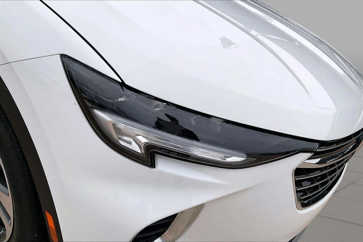 Used 2023 Summit White Buick Essence image 25