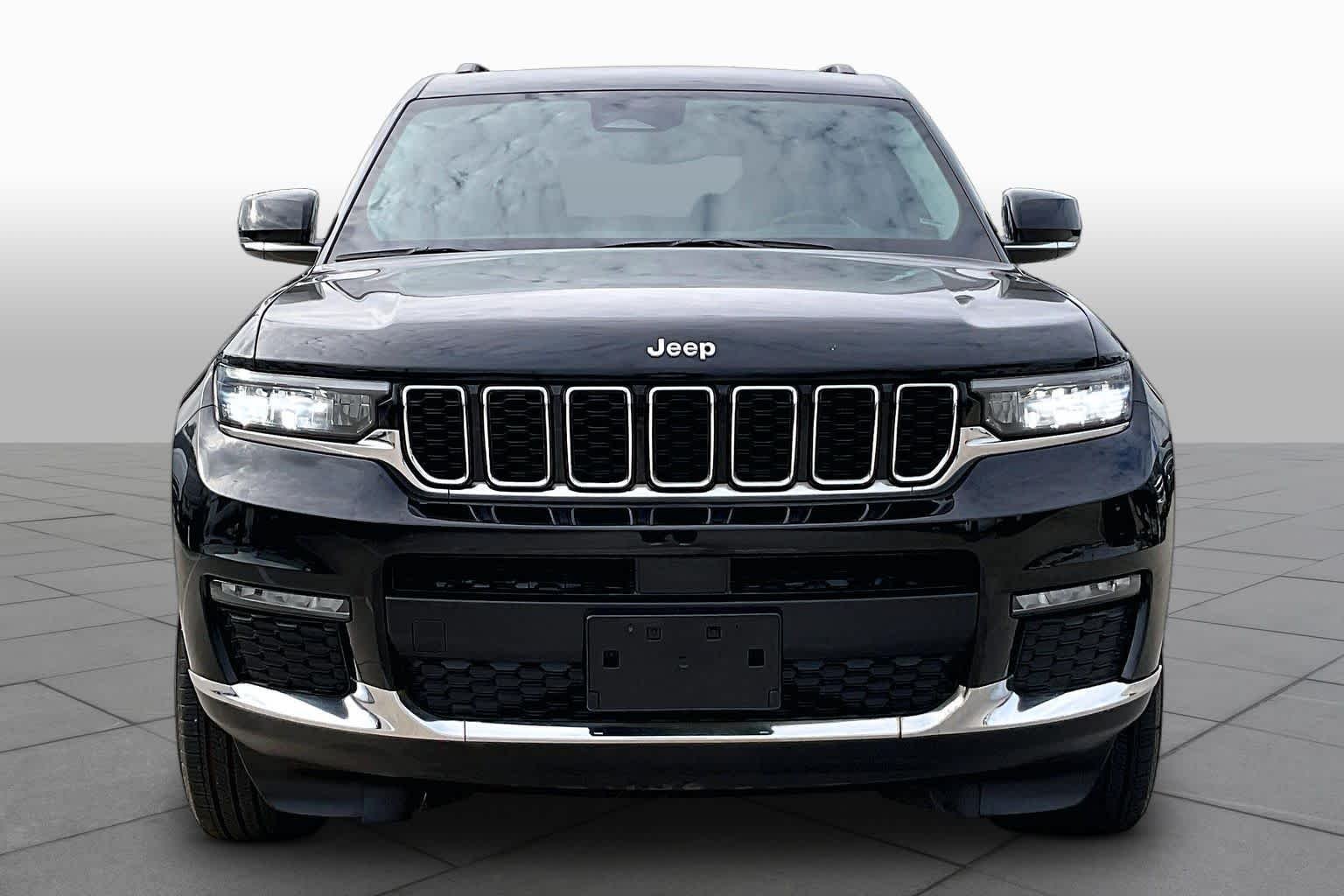Used 2022 Diamond Black Crystal Pearlcoat Jeep Limited image 4