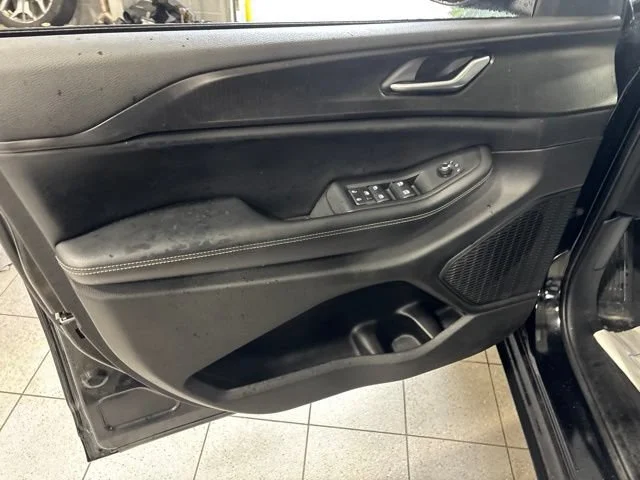 Used 2023 Diamond Black Crystal Pearlcoat Jeep Laredo image 14
