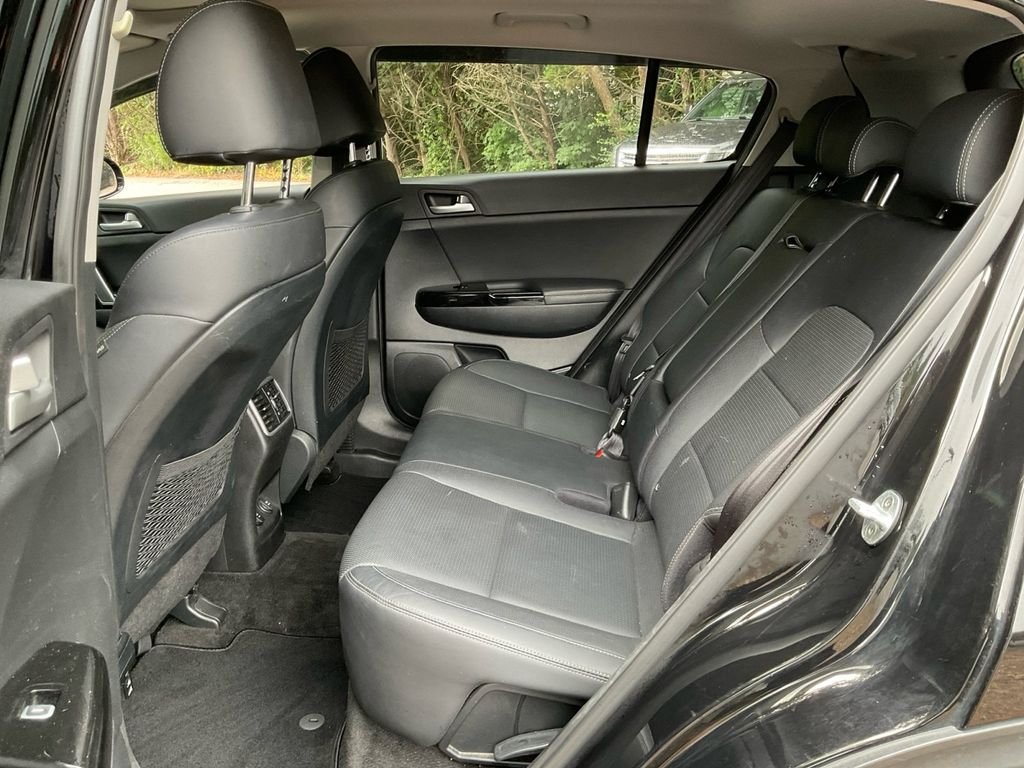 Used 2018 Red Kia EX image 29