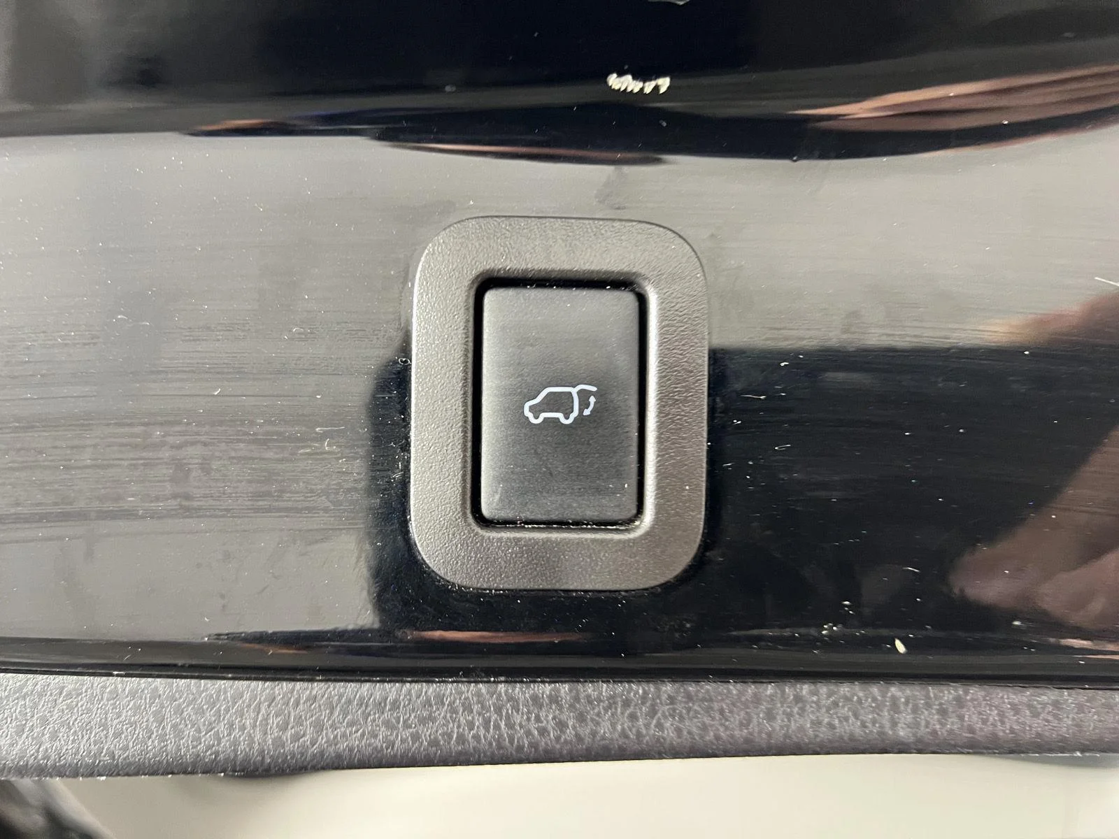 Used 2018 Bk Toyota LE image 22