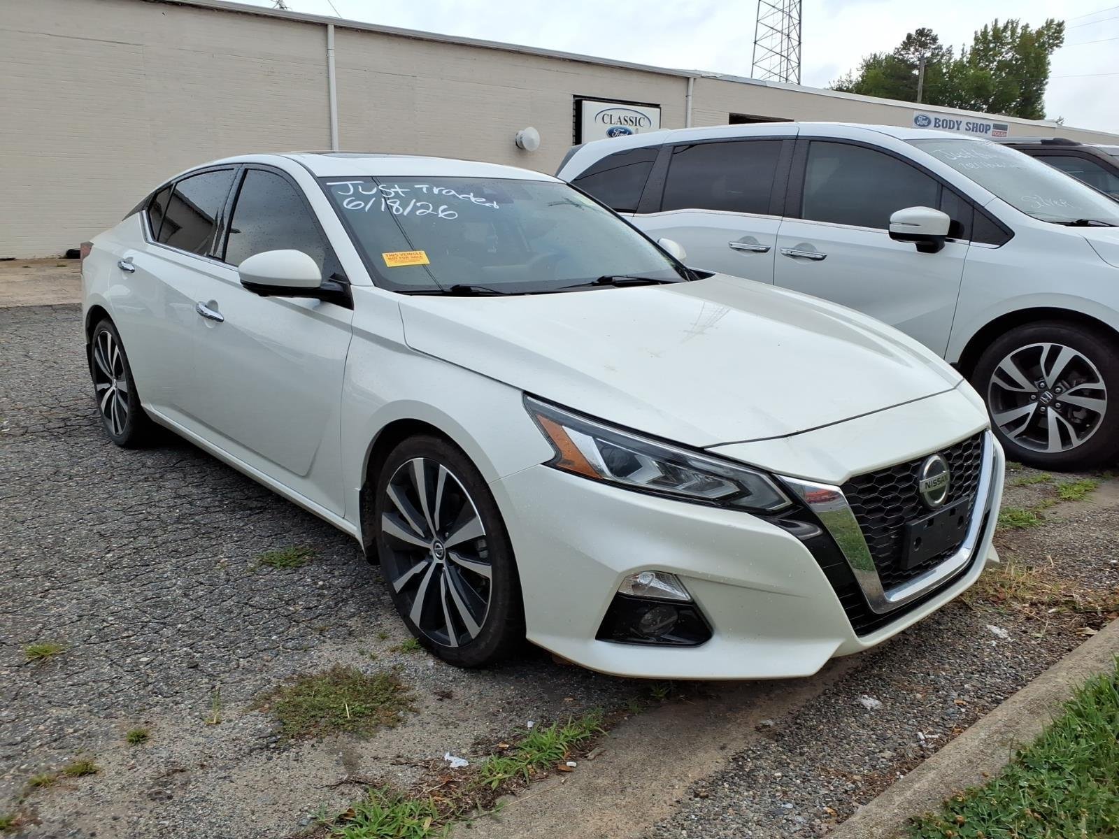 Used 2020 Pearl White Tricoat Nissan 2.0 Platinum image 3