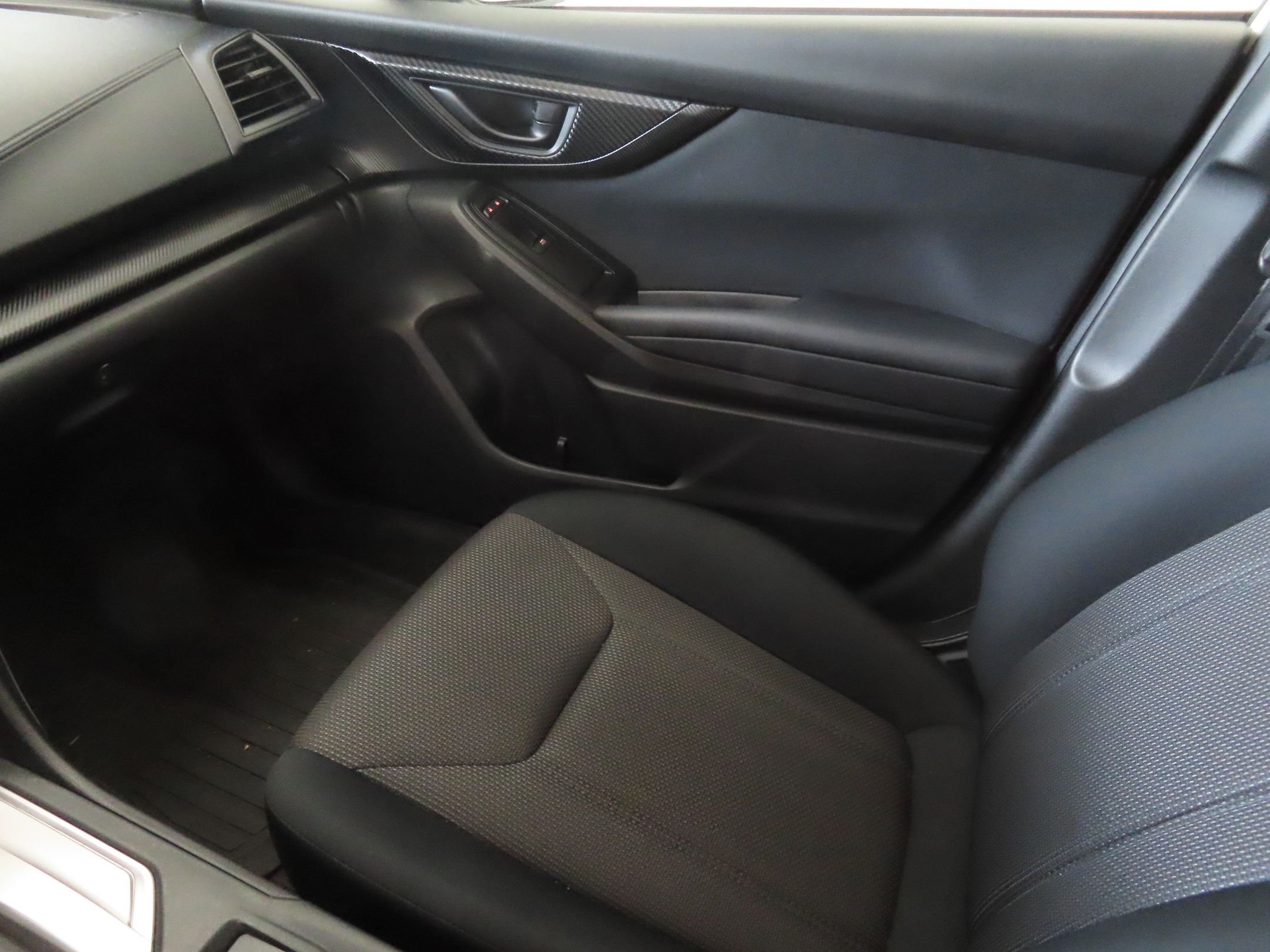 Used 2021 White Subaru Base image 19