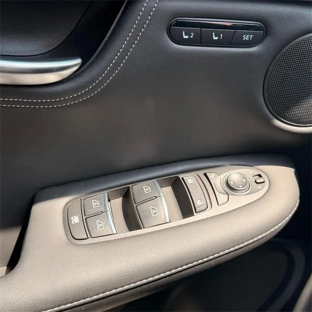Used 2025 White INFINITI LUXE image 15