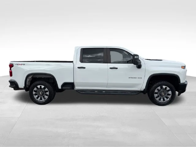 Used 2022 White Chevrolet Custom image 8