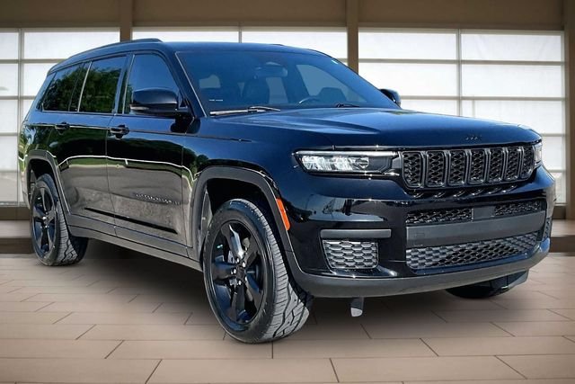 Used 2022 Black Jeep Altitude image 11