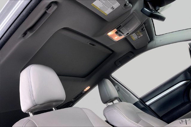 Used 2017 Silver Toyota XLE image 26