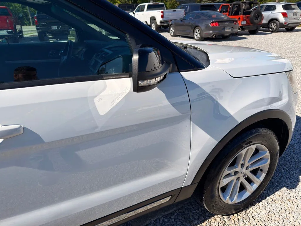 Used 2017 White Ford XLT image 4
