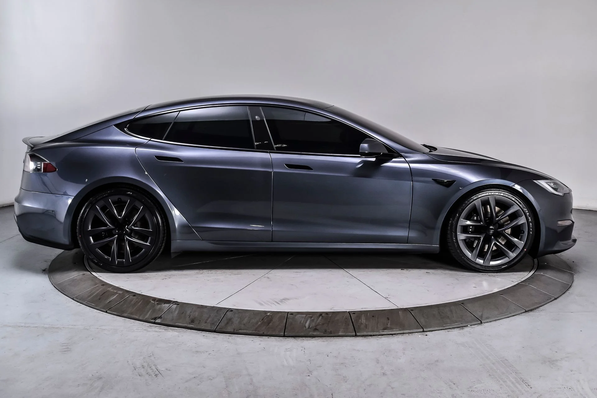 Used 2021 Midnight Silver Metallic Tesla Plaid image 7