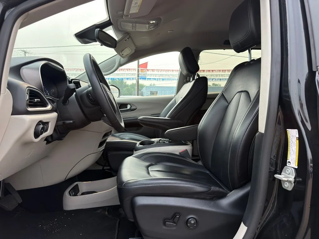 Used 2023 Black Chrysler Touring L image 2