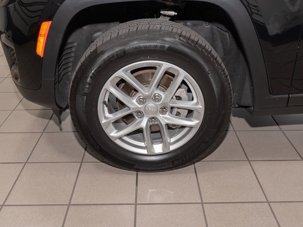 Used 2023 Diamond Black Crystal Pearl Coat Jeep Laredo image 5