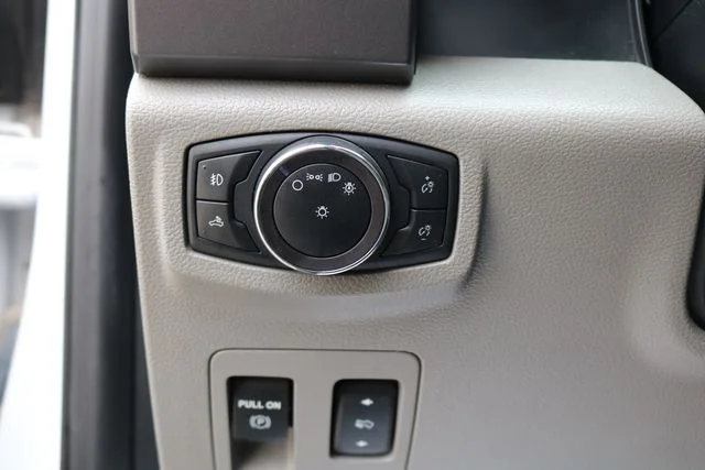 Used 2015 Oxford White Ford XLT image 28