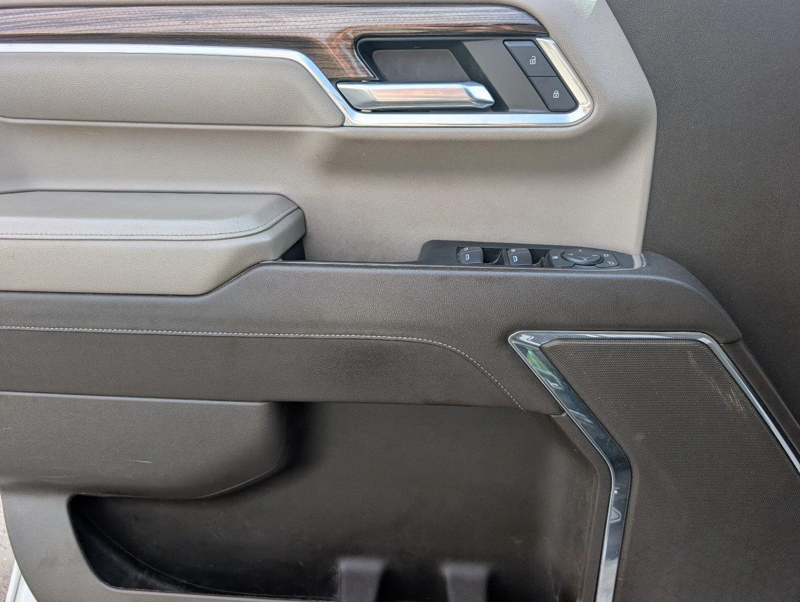 Used 2023 SUMMIT WHITE Chevrolet LT image 19
