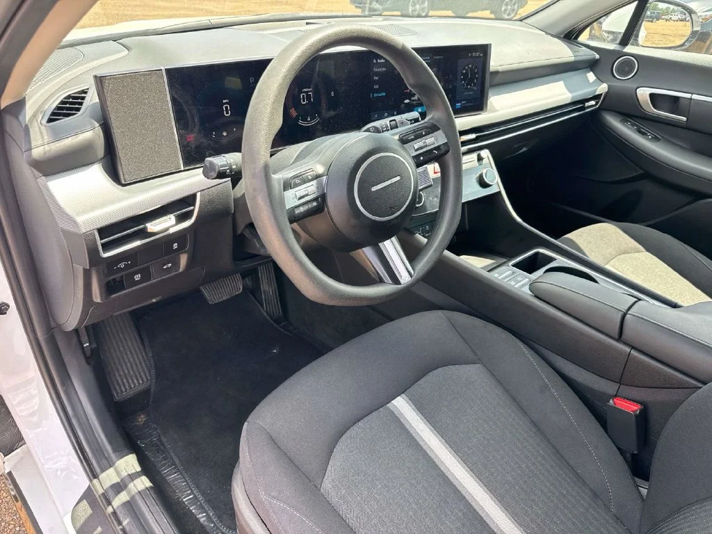 Used 2025 White Hyundai SEL image 25
