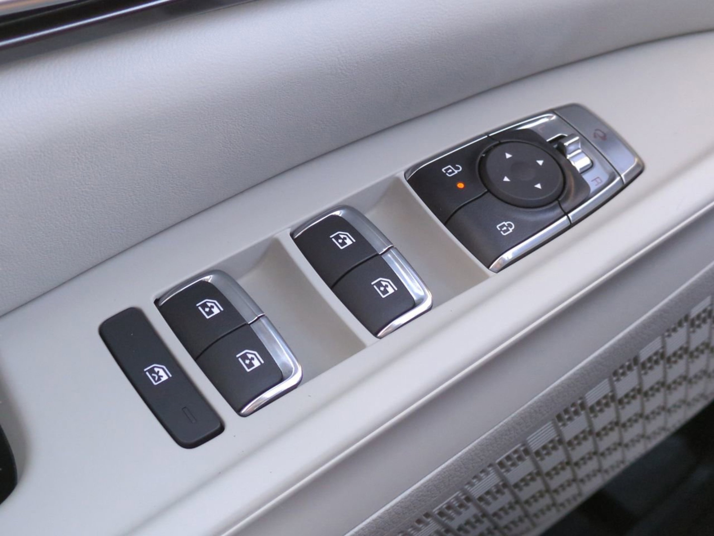 New 2026 Ceramic Silver Kia SX image 30