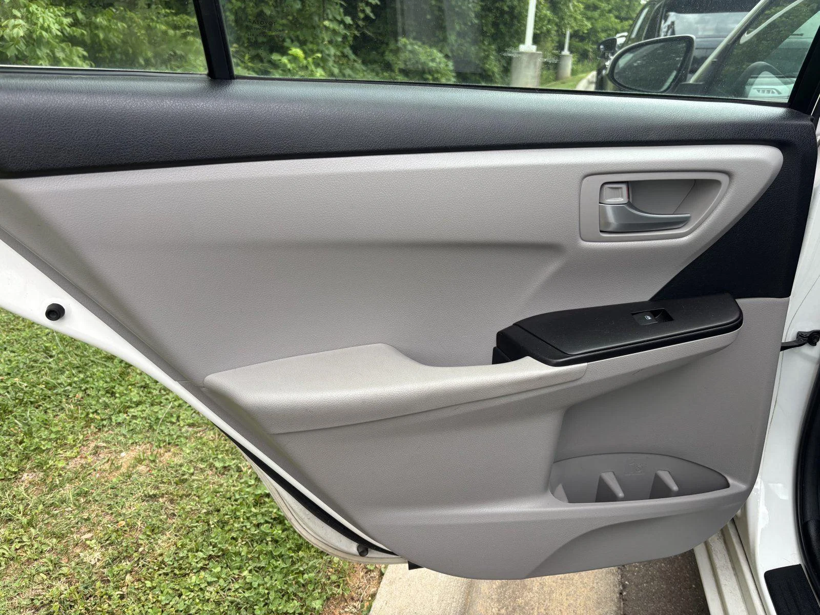 Used 2017 Blizzard Pearl Toyota SE image 26