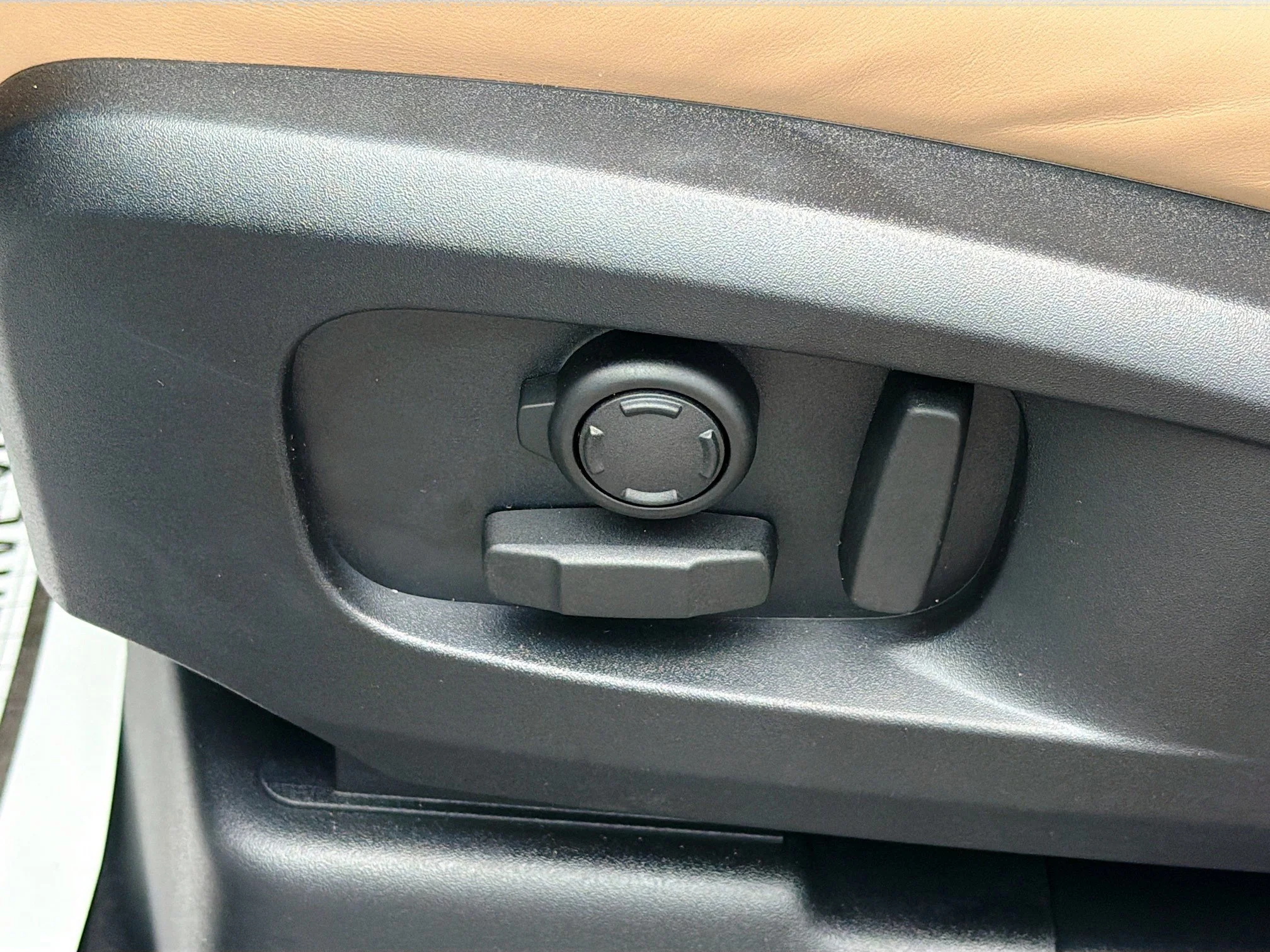 New 2026 Fuji White Land Rover X-Dynamic SE image 24