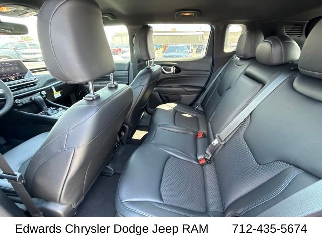 New 2026 Hydro Blue Pearl-Coat Exterior Paint Jeep Latitude image 20