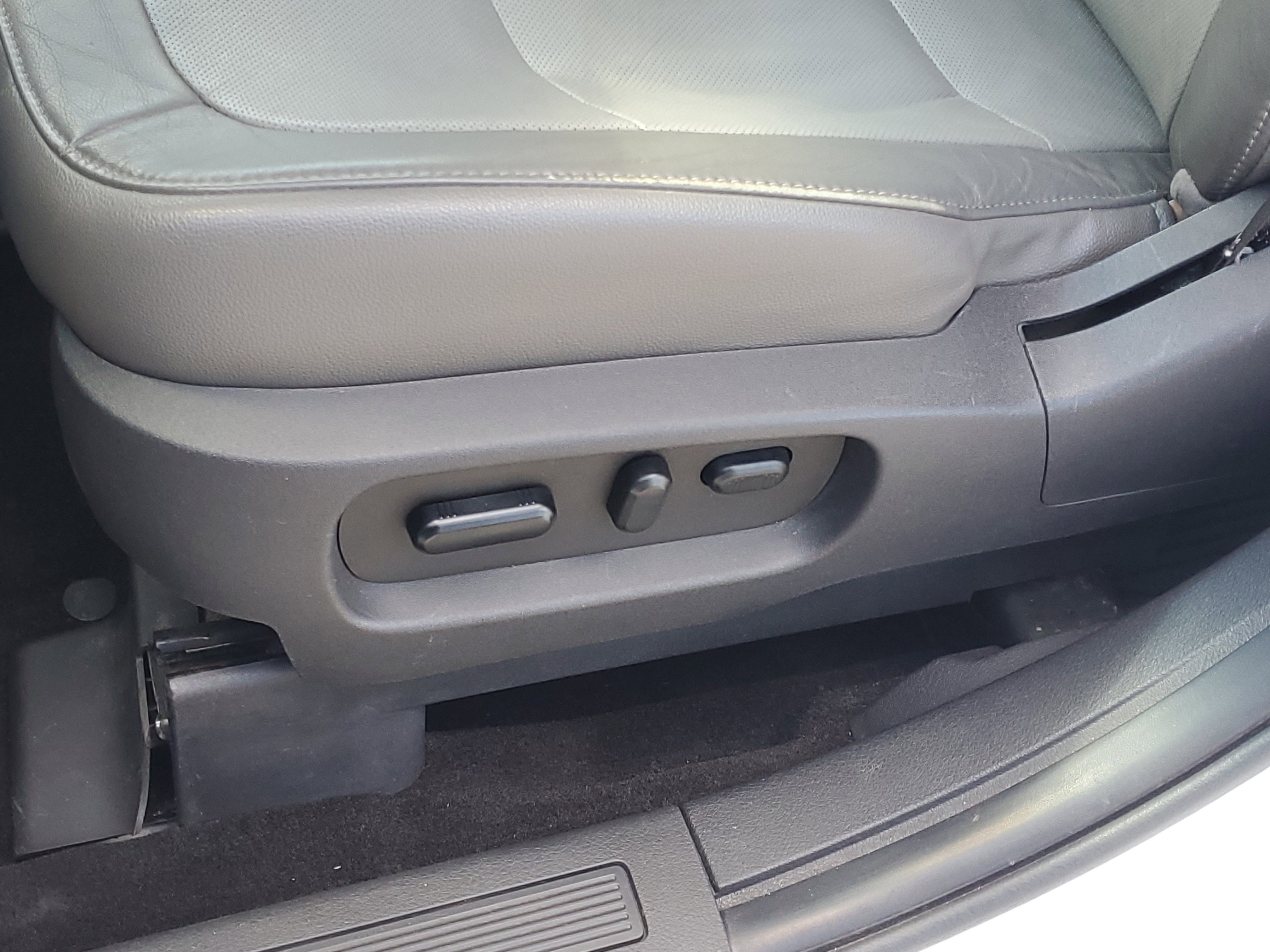 Used 2019 Oxford White Ford SEL image 20