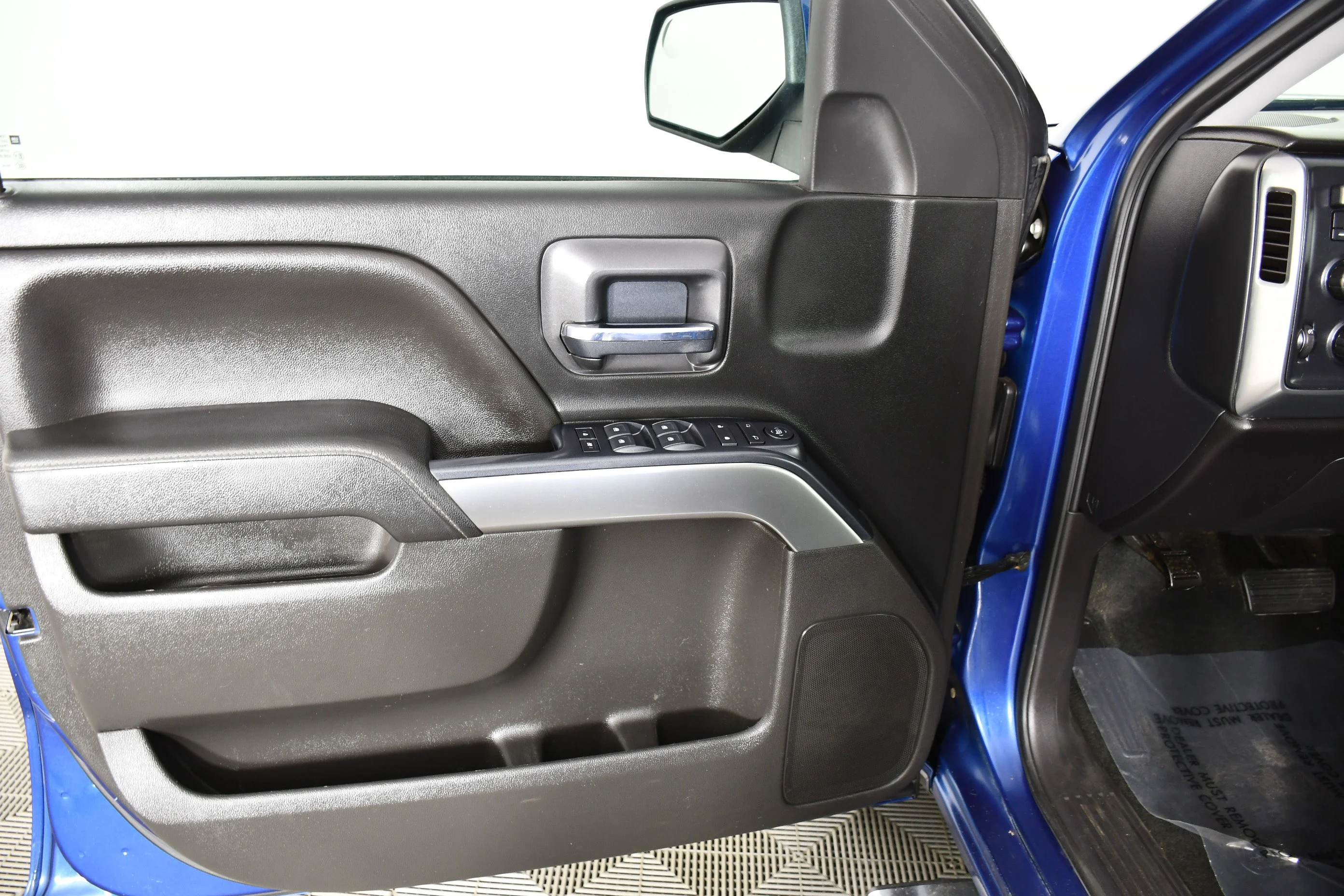 Used 2018 Deep Ocean Blue Metallic Chevrolet LT image 41