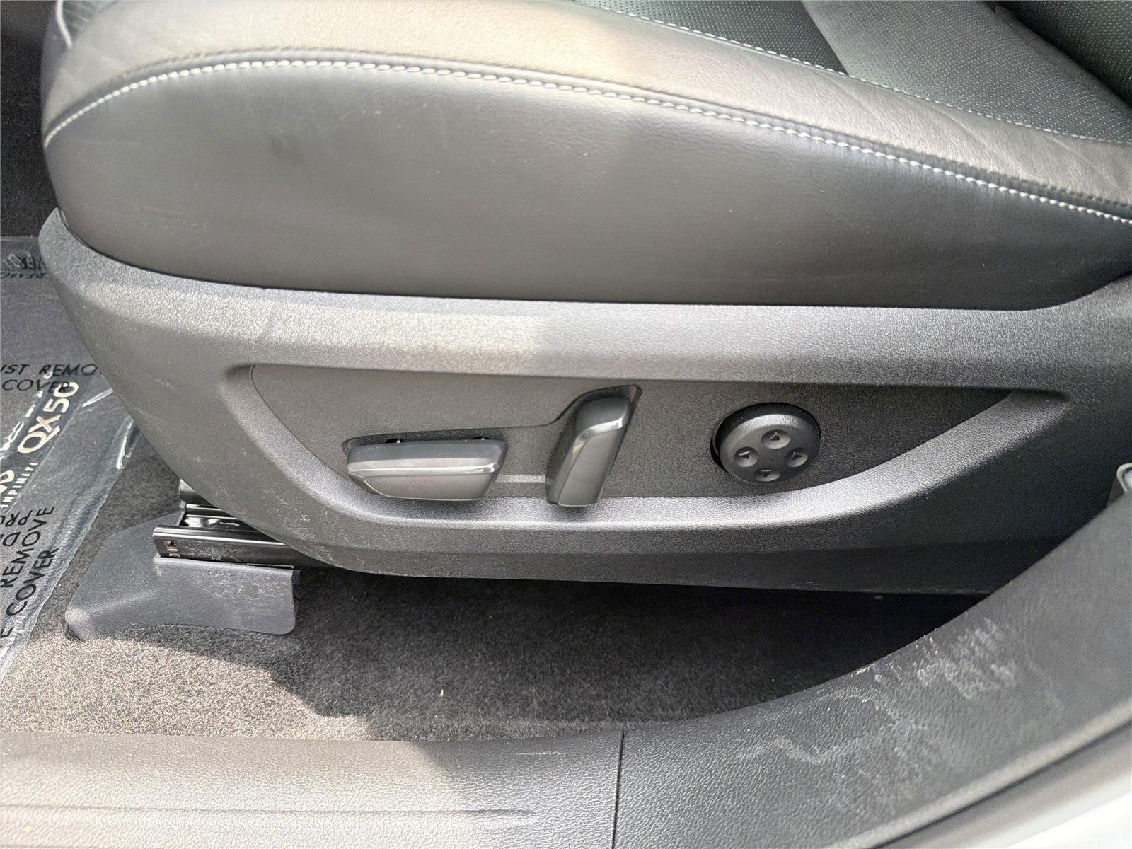 Used 2024 Radiant White INFINITI LUXE image 23