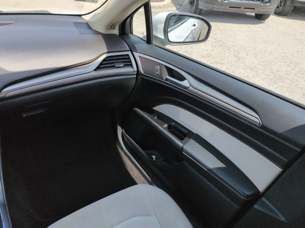 Used 2019 Oxford White Ford SE image 17