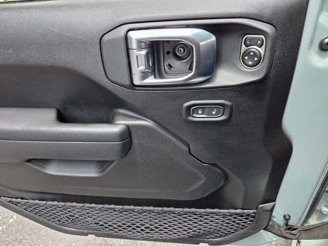 Used 2023  Jeep Sport S image 27